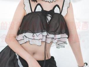 壁纸里的粉色猫儿女仆，喵糖映画真的很会玩哟，太会抓人眼球啦。