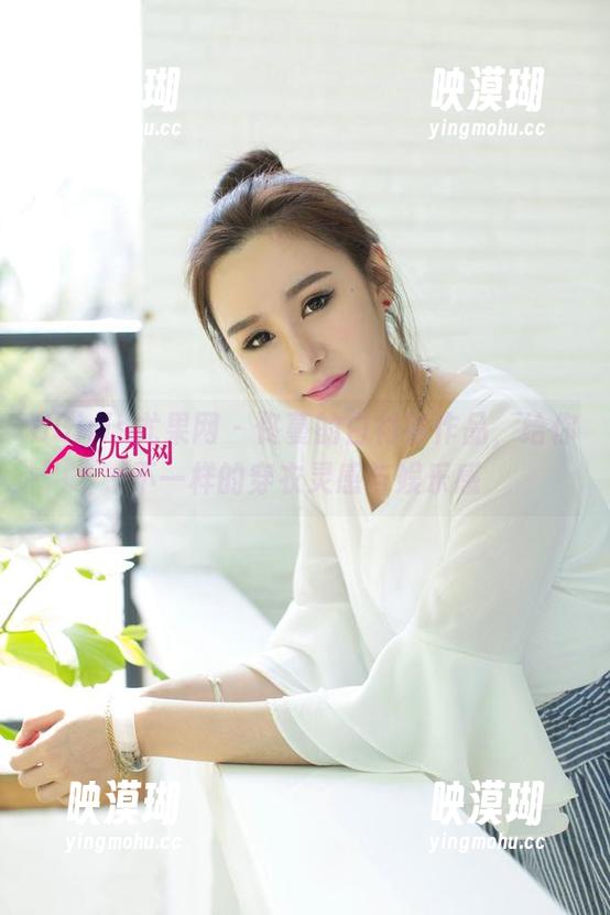 UGirls尤果网-佟蔓 UGirls尤果网 - 佟蔓的白衬衫作品,给你不一样的穿衣灵感与娱乐感