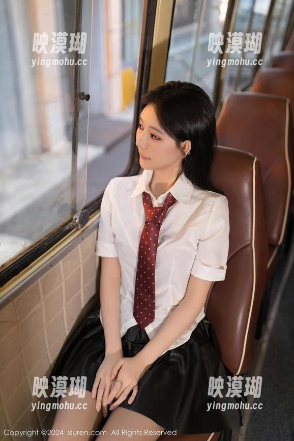 Xiuren秀人网-Yomi悠蜜 Xiuren秀人网 - 谁说内衣不能俏皮?Yomi悠蜜的草莓内衣写真全集,完全颠覆我的三观!