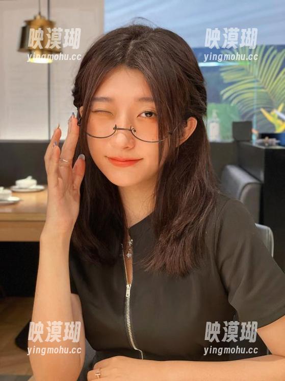 下载这条牛仔裤的时尚秘诀：roroki骷髅姬带你嗨翻图库！