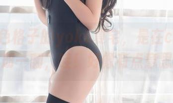穿上红色格子的yoko夏宅，是在cos谁？图册一翻，哇！好像有点意思。