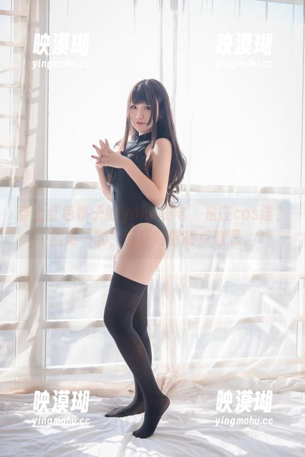 穿上红色格子的yoko夏宅，是在cos谁？图册一翻，哇！好像有点意思。