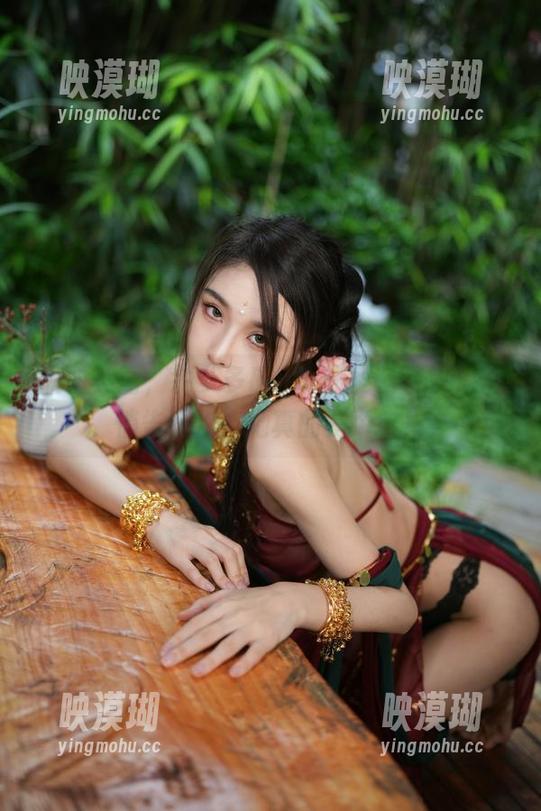 私拍美图，余多多Dudu的圣诞特辑，悄悄告诉你：她真的是个宝！