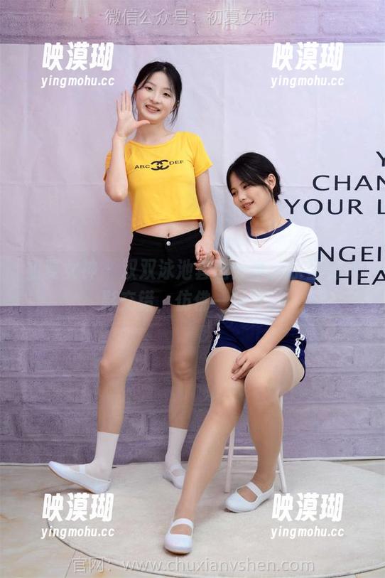 初夏女神 - 双双泳池套图分享，水里的光影交错，仿佛一场梦。