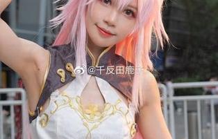 千反田鹿子女仆原图下载——心情好得像是喝了甜甜的蜜糖饮料。