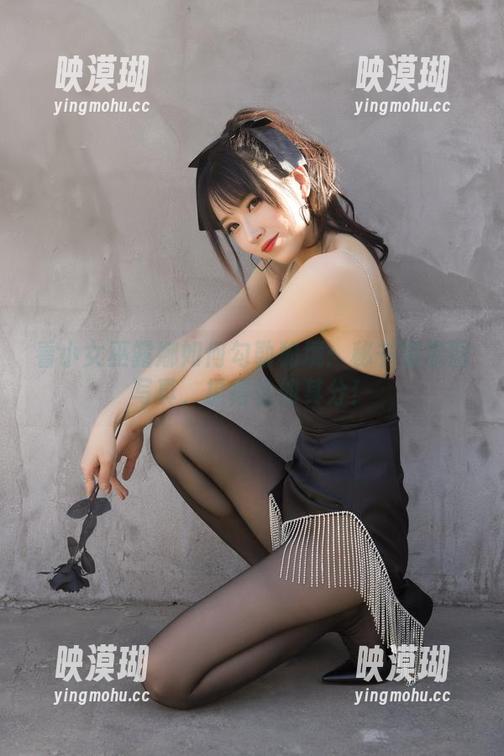 看小女巫露娜如何勾勒秘境：秘书装原图写真，撩得恰如其分！