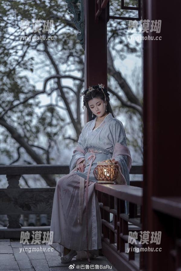 图集中每一张都透露着学姐的独特气质，巴鲁巴鲁BaRu真是太有魅力了？