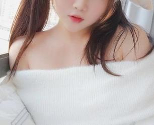 看了是依酱吖的最新写真集，感觉她每一张自拍都在讲一个小故事。