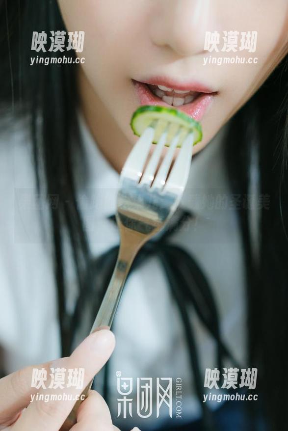 果团网-松果儿 果团网 - 偷跑的松果儿:下载她的圣诞美图,让你气氛满分!