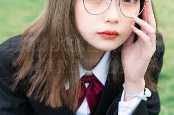跟着梨瑾瑾的内衣套图更新，看她如何把简单变成复杂的美。