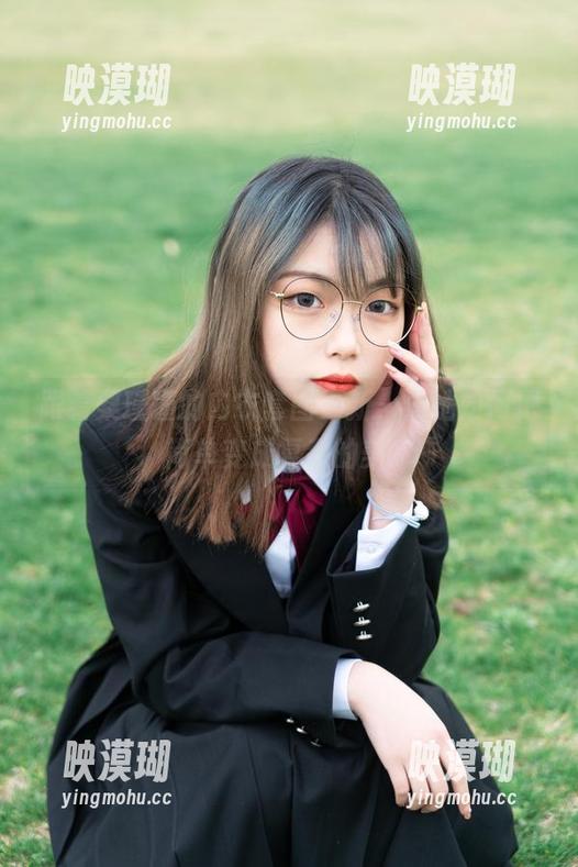 跟着梨瑾瑾的内衣套图更新，看她如何把简单变成复杂的美。