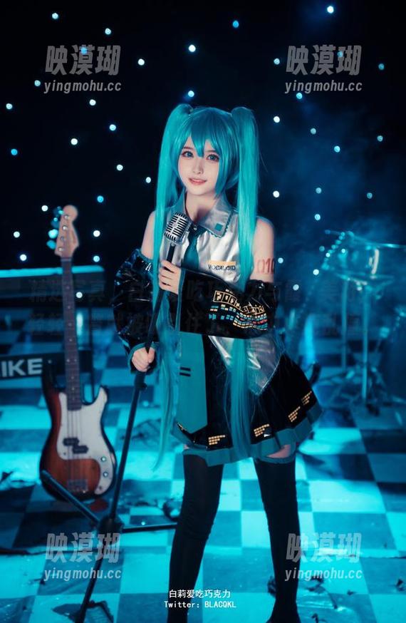 精选写真，白莉爱吃巧克力与霞沢美游，轻轻一瞥就被吸引住了，心中小鹿乱撞。