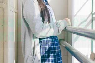 跟随神乐坂真冬，浴室cos分享，亲密感油然而生，水珠还能滑落哪里？