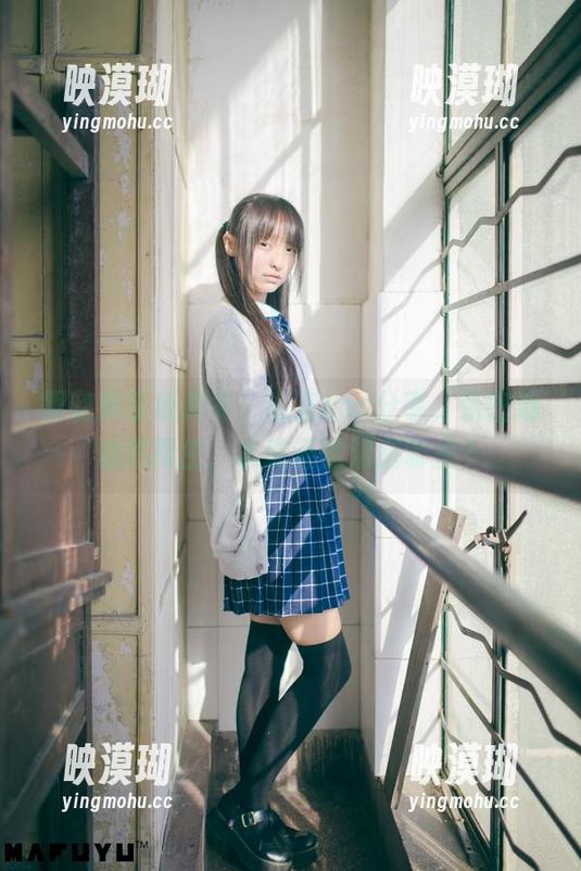 跟随神乐坂真冬，浴室cos分享，亲密感油然而生，水珠还能滑落哪里？