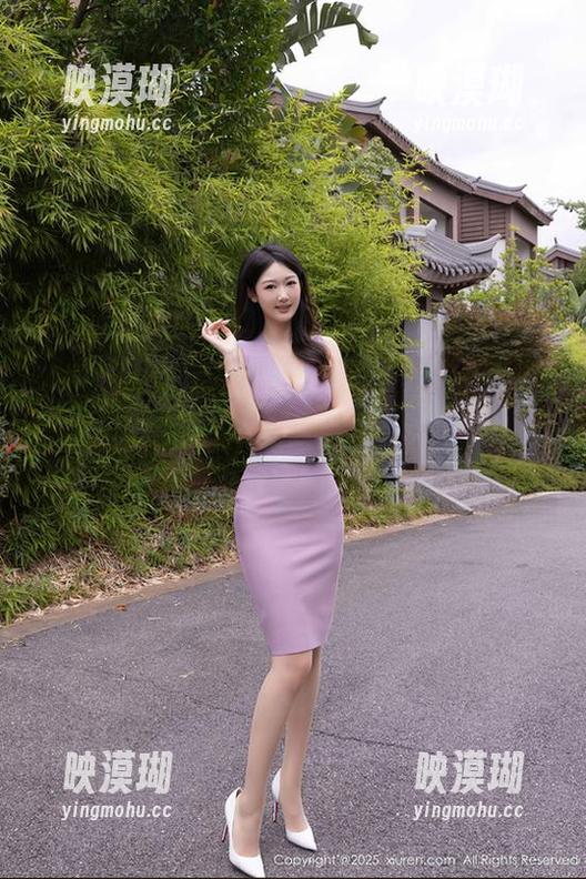 秀人网 - “原图版林文文，红裙下的故事，让我不小心想入非非！”（这裙子可真让人遐想…）