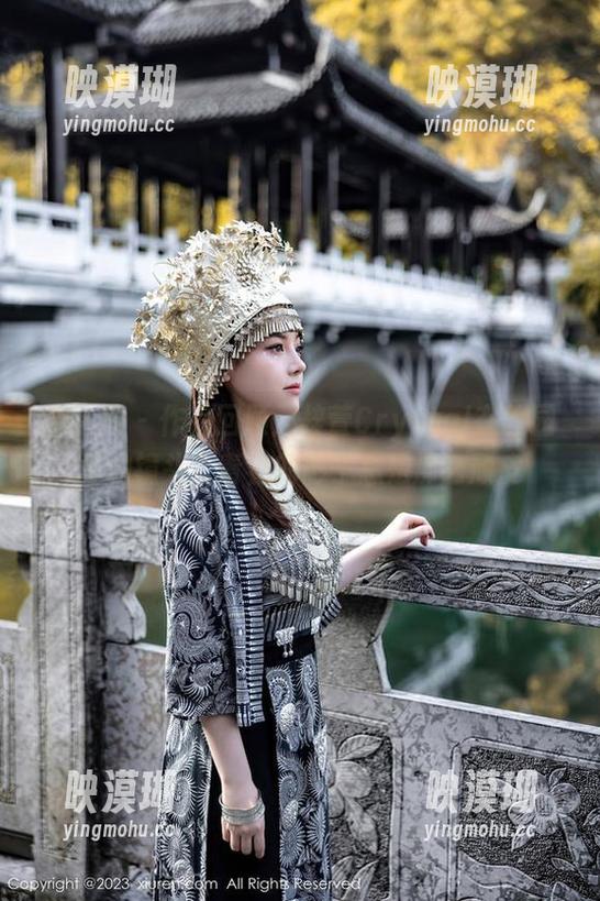 秀人网 - 作品回顾：梓萱Crystal在校园里的镜头，青春的影子总是那么顽皮