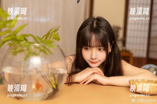 秋山AkI的狂三高清写真集，意外间捕捉了什么香气的瞬间？