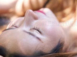 蜜桃社 – 套图中的纯白幻想：Suki是想让我们所有人变成白色幽灵吗？