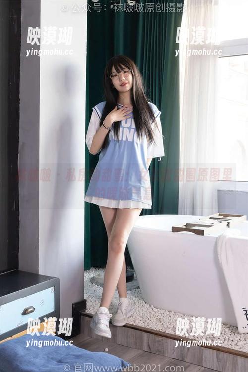 袜啵啵 - 私房的甜蜜：女友甜甜圈原图里的暧昧气息