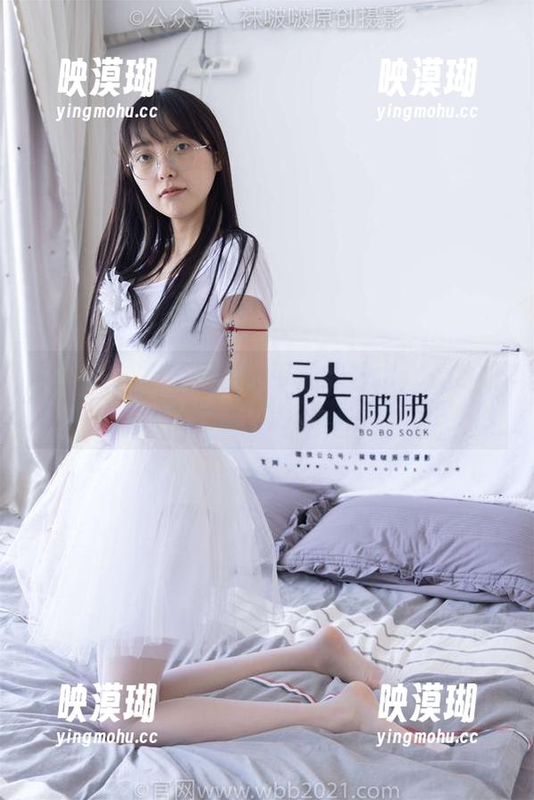 袜啵啵 - 稚予黑色指甲油的艺术：看她如何在美图中游刃有余！