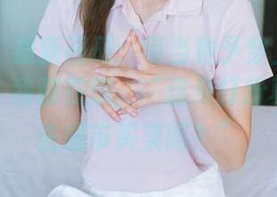 袜啵啵 – 最新图册：每当稚予穿上吊带豹纹黑丝，我都在想，“这身打扮真的适合去超市买菜吗？”