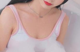 这组最新图片太撩了，面饼仙儿的脑内少女红色束衣是怎么回事？