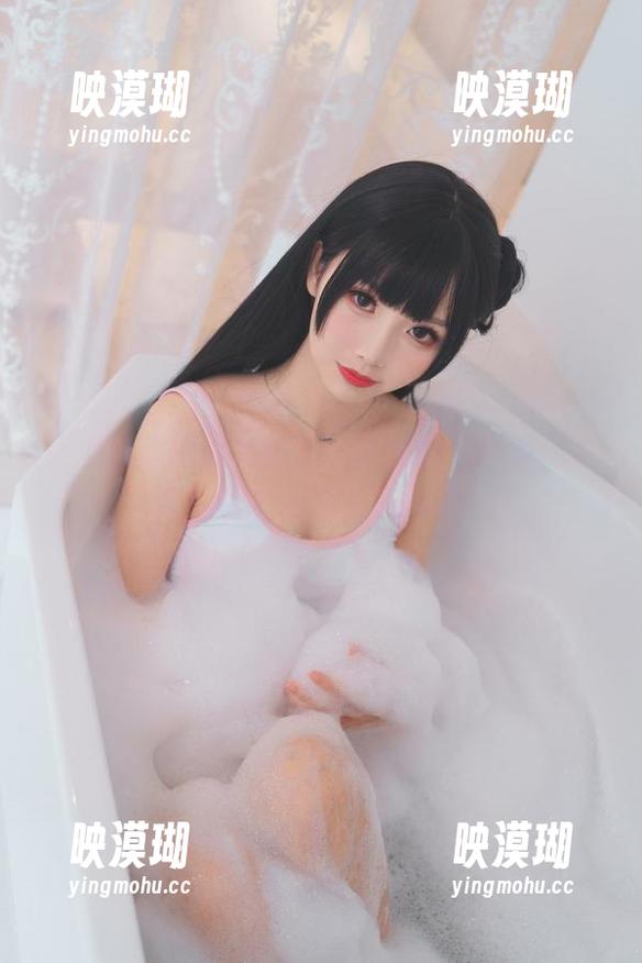 这组最新图片太撩了，面饼仙儿的脑内少女红色束衣是怎么回事？