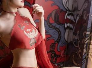 香草喵露露的海边写真图册，海风吹拂下，她的衣服飘得像是要和海浪一起舞蹈呢！