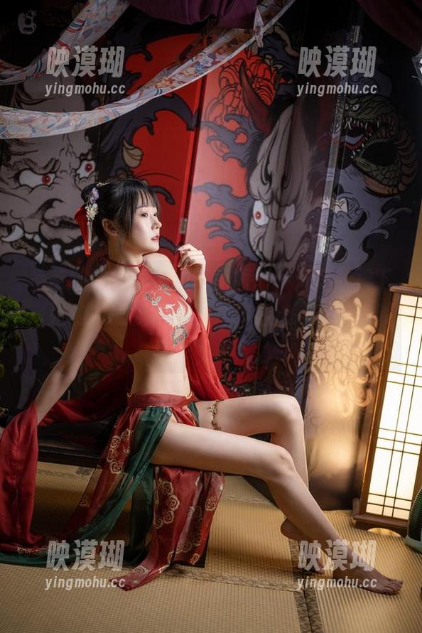 香草喵露露的海边写真图册，海风吹拂下，她的衣服飘得像是要和海浪一起舞蹈呢！