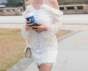 魔镜街拍 – 在曼曼的美脚写真中留连，仿佛能感觉到它们的小脆弱…也是绝了。