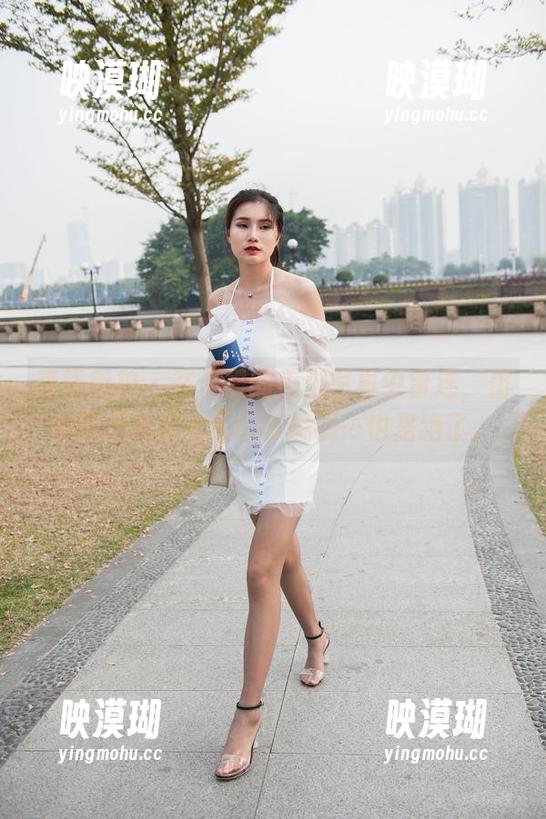魔镜街拍 - 在曼曼的美脚写真中留连，仿佛能感觉到它们的小脆弱…也是绝了。