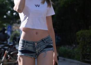 魔镜街拍 – 艾小青漫展写真：引发轰动的不只是她的眼神，快来下载这波风景！