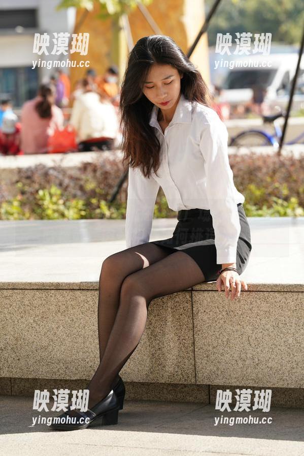 魔镜街拍 - 萌宝儿在商业广场的私拍：哈哈镜前，肉丝裙又如何挑逗眼神？