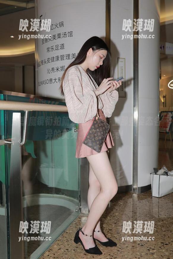 分享魔镜街拍新发现：天桥上那些姿态各异的美女，眼前一亮！